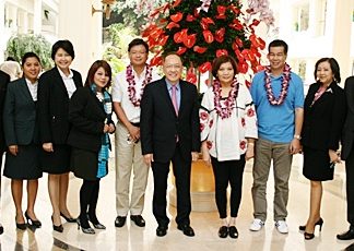 Chatchawal Supachayanont (center), general manager of Dusit Thani Pattaya is joined by hotel management in giving a warm welcome to Junie Jalandoni (5th left), VP and Group Head of Ayala Land, Al Legazpi (3rd right), COO of Ayala Hotels Inc and Mrs Evelyn Singson (4th right), vice chairman and director of PHI, the owners of Dusit Thani Manila. The three VIPs were on a visit to Thailand recently to discuss possible joint projects in the hospitality business between Dusit International and the Philippines. They also attended the graduation ceremony of Dusit Thani College in Bangkok and later visited other Dusit International hotels and resorts in Bangkok, Pattaya and Hua Hin.